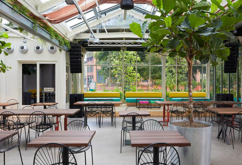 An innovative green space, a metal greenhouse dehor in Milan’s Navigli
